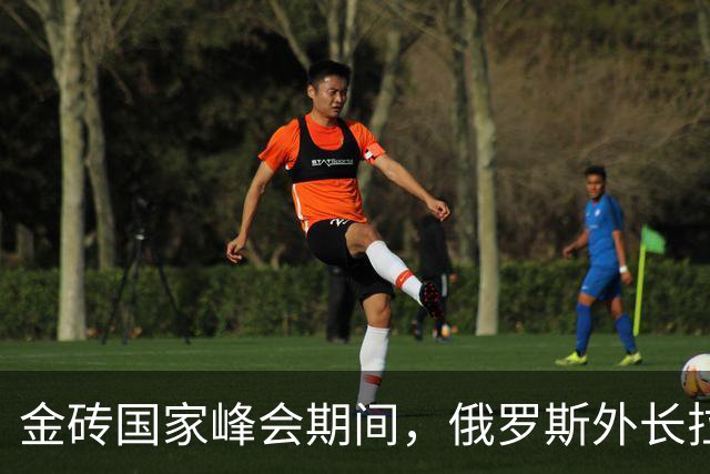 金砖国家峰会期间，俄罗斯外长拉夫罗夫被曝新三折叠手机来自中国；普京点赞：中国华为“是世界级全球科技巨头”